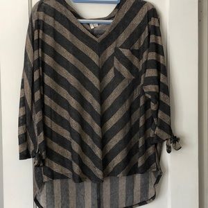 EST. 1946 size large sheer V-neck top. Metallic. 3/4 sleeve.‎ Hi/Lo. NWOT